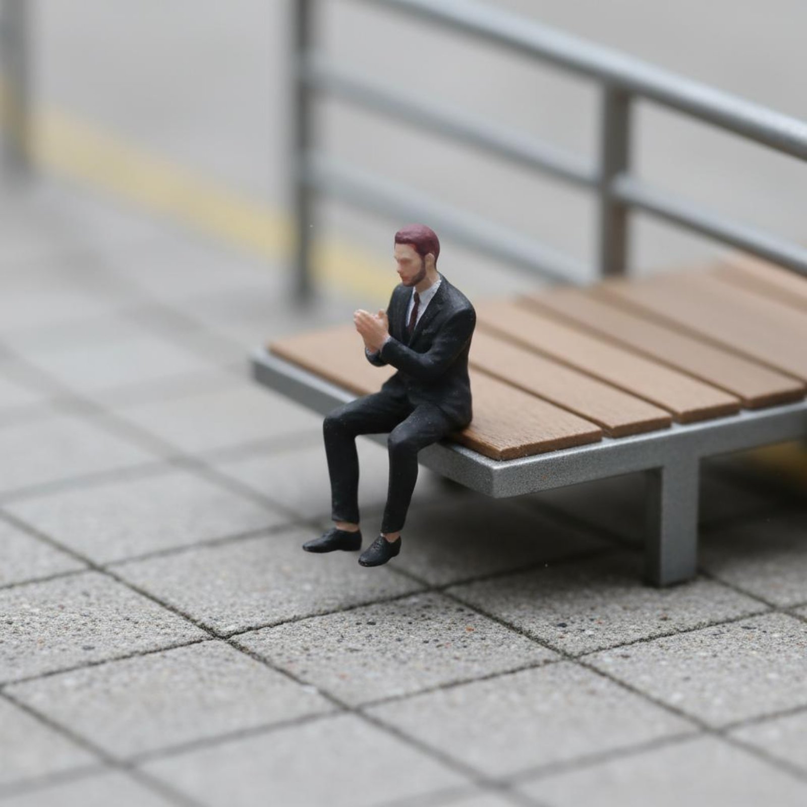 Figura de Homem Sentado em Esc - Men'S Accessories With Suits avaliação e preço