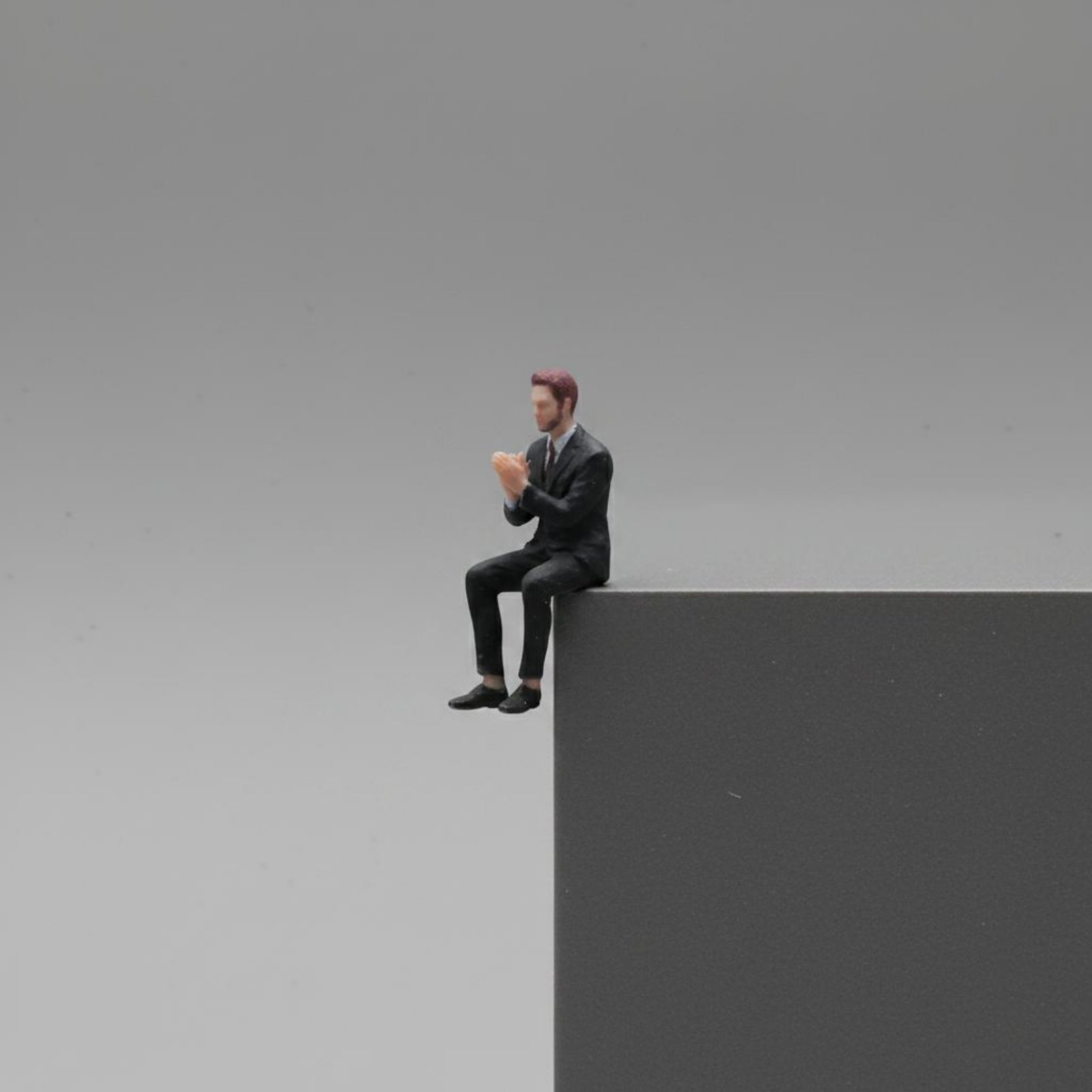Figura de Homem Sentado em Esc - Men'S Accessories With Suits avaliação e preço